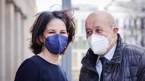 La Ministra Federal de Relaciones Exteriores de Alemania, Annalena Baerbock (L), da la bienvenida a su homólogo francés, Jean-Yves Le Drian, antes de su reunión en el Ministerio de Relaciones Exteriores en Berlín, Alemania, el 20 de enero de 2022.