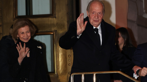 Los reyes Juan Carlos y Sofía salen del restaurante donde se ha celebrado una cena, a 15 de enero de 2023, en Atenas.