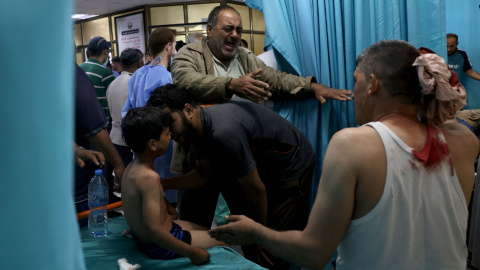 Palestinos en un hospital del norte de Gaza tras el bombardeo de Israel.