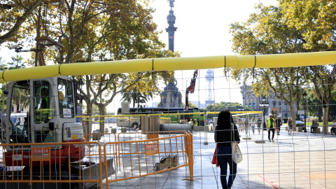 Obres al tram inferior de la Rambla de Barcelona, amb el monument de Colom al fons, el dia en què ha començat la primera fase per remodelar el passeig.