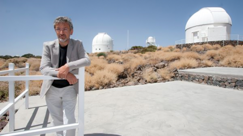 El astrofísico Garik Israelian, junto al observatorio astronómico canario