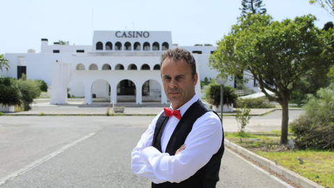 Foto del exconcejal Alejandro Gutiérrez, vestido de  crupier, delante del casino de El Puerto de Santa María.