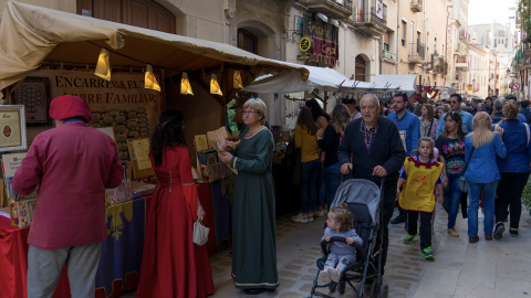 20-4-2023 Visitants al mercat de la 35a Setmana Medieval de Montblanc.