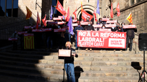 Membres de la Intersindical concentrats a la plaça del Rei de Barcelona per mostrar el seu rebuig a la reforma laboral.