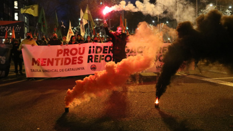 Capçalera de la manifestació contra la reforma laboral a Barcelona, amb pots de fum en el seu inici.