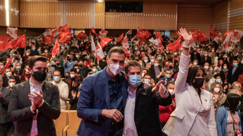 El presidente del Gobierno y secretario general del PSOE, Pedro Sánchez, junto a Luis Tudanca en Zamora, en el Teatro Ramos Carrión, a 29 de enero de 2022, en Zamora.