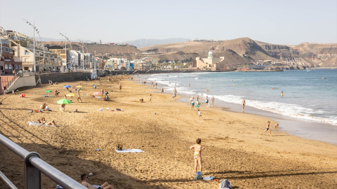 Varias personas en una playa de Las Palmas de Gran Canaria, a 11 de octubre de 2023.