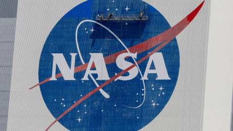 Fotografía de archivo de un grupo de trabajadores lavando a presión el logo de la NASA en el Centro Espacial Kennedy en Cabo Cañaveral, Florida, a 19 de mayo de 2020.