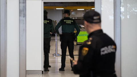 Dos agentes de la Guardia Civil en la puerta de llegadas de la terminal T1 del Aeropuerto Adolfo Suárez Madrid Barajas, a 3 de abril de 2024, en Madrid (España).