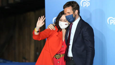 La presidenta de la Comunidad de Madrid, Isabel Díaz Ayuso; y el líder del PP, Pablo Casado en el balcón de la calle Génova.