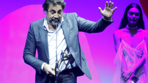 El actor Javier Bardem recibe el premio a mejor actor protagonista en una película por su papel en 'El buen patrón' durante la gala de la 9ª edición de los Premios Feroz 2022