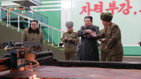 Kim Jong Un inspeccionando una fábrica de municiones que produce armas.