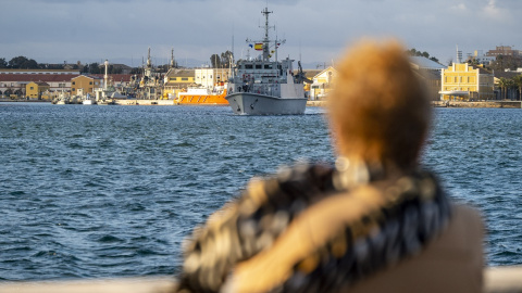 Una persona observa el cazaminas Sella zarpar del puerto de Cartagena para integrarse en la Snmcmg 2 de la OTAN, a 25 de enero de 2022, en Cartagena, Murcia.