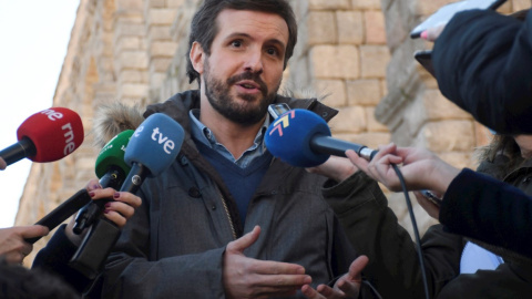 29/01/2022 Pablo Casado atiende a los medios durante una visita a la provincia de Segovia, en el marco de la campaña electoral de Castilla y León