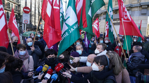 La secretaria general de LAB, Garbiñe Araburu, interviene ante los medios de comunicación antes del comienzo de la manifestación en Bilbao.