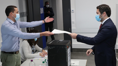 El líder del partido de extrema derecha Chega, Andre Ventura, emite su voto en un colegio electoral local de Lisboa, Portugal.