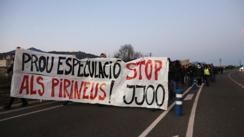 Capçalera de la manifestació contra els Jocs Olímpics d'Hivern a Berga.