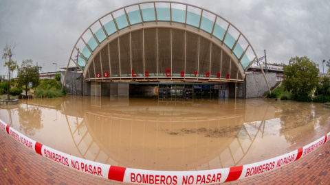 Imagen de una zona inundada en la estación de la Garena en Alcalá de Henares, Madrid, tras las fuertes lluvias caídas anoche.