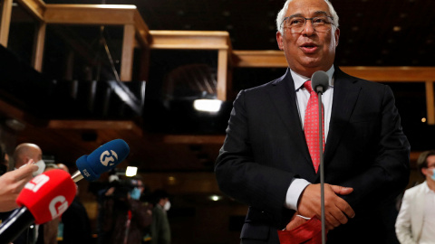 El primer ministro de Portugal y secretario general del Partido Socialista (PS), António Costa, habla con los medios de comunicación este domingo en Lisboa, Portugal.