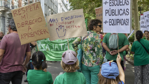 Varias personas protestan durante una marcha por la educación pública entre Neptuno y Cibeles, a 9 de septiembre de 2023, en Madrid (España).