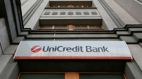 El logo de UniCredit en una sucursal en Kiev, la capital de Ucrania. REUTERS/Gleb Garanich