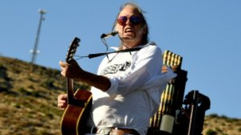 Neil Young anuncia que retirará su música de Spotify si no eliminan un podcast antivacunas