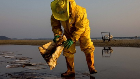 31/01/2022-Un trabajador limpiando el vertido de petróleo en la playa de Mae Ram Phueng (Tailandia) el 29 de enero de 2022.