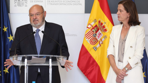 El presidente de la Confederación Española de Cajas de Ahorros (CECA), José María Méndez, junto a la presidenta de la Asociación Española de la Banca, (AEB), Alejandra Kindelán, atienden a los medios  tras un encuentro con la ministra de Asuntos E