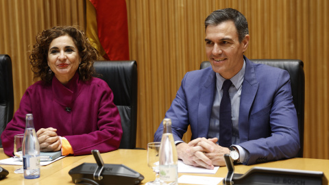 El presidente del Gobierno, Pedro Sánchez, y la ministra de Hacienda y vicesecretaria general del PSOE, María Jesús Montero, en una reunión en el Congreso con diputados y senadores socialistas. EFE/Chema Moya