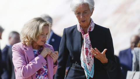 La presidenta del Banco Central Europeo, Christine Lagarde (d) y la vicepresidenta primera y ministra de Asuntos Económicos en funciones, Nadia Calviño, antes de la foto de familia de la reunión de Ecofin UE-CELAC, en Santiago de Compostela, dentro de 