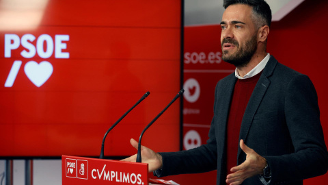 El portavoz de la Ejecutiva del PSOE, Felipe Sicilia durante la rueda de prensa celebrada este lunes en la sede del partido en Madrid.