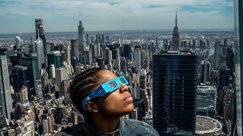 08/04/2024 Una persona observa el comienzo del eclipse en la plataforma de observación de Edge en Hudson Yards en Nueva York, EE.UU, a 8 de abril de 2024.