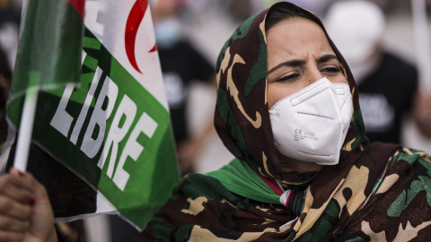 Una mujer en la marcha final en España por la Libertad del Pueblo Saharaui Diana en las inmediaciones del Ministerio de Asuntos Exteriores, UE y Cooperación, a 18 de junio de 2021, en Madrid.