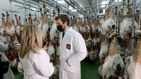 El presidente del PP, Pablo Casado, visita la fábrica de embutidos y secadero Don Ibérico, en la localidad de Guijuelo.