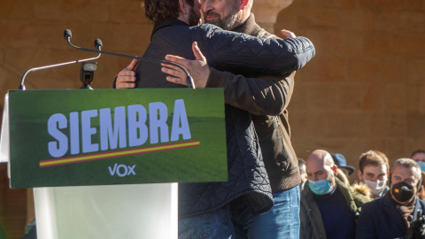 El presidente de VOX, Santiago Abascal (d), abraza al candidato a la presidencia de Castilla y León, Juan García-Gallardo (i) en la Plaza Mayor de Soria.