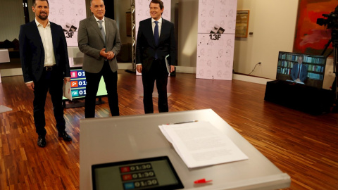 El candidato del PP, Alfonso Fernández Mañueco (2d), el del PSOE, Luis Tudanca (i), y el de Ciudadanos, Francisco Igea (d. en un monitor para participar de forma telemática), con el periodista y moderador Xabier Fortes, antes del debate electoral para 