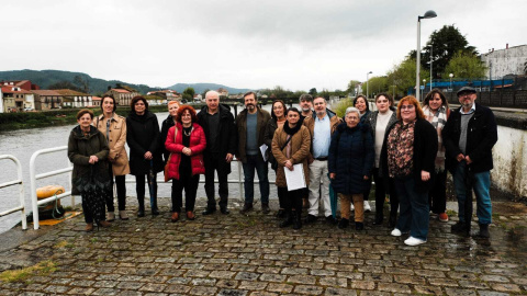 8/4/24 Militantes y cargos del BNG, este lunes en el embalse de Portodemouros, de donde Altri prevé extraer 46 millones diarios de litros de agua para su fábrica de celulosa.