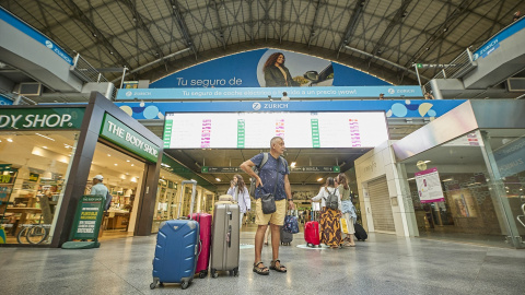 Varias personas con maletas en la estación de Atocha-Almudena Grandes, a 1 de septiembre de 2023, en Madrid