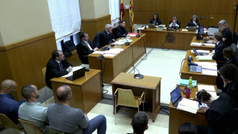 Vista general, a través de videoconferència, del judici contra quatre mossos d'esquadra per detenció il·legal i falsedat durant el confinament.