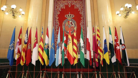 La bandera de España y las distintas banderas autonómicas colocadas en el antiguo salón de plenos del Senado. EFE/Javier Lizón