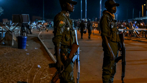 Agentes hacen guardia frente a la base aérea francesa y nigeriana en Niamey, a 9 de septiembre de 2023.