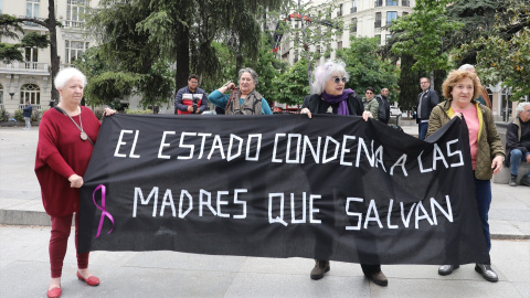 Varias mujeres con una pancarta que reza 'El estado condena a las madres que salvan' en una manifestación para apoyar a María Salmerón, en la Plaza de Cibeles, a 4 de mayo de 2022, en Madrid, (España).