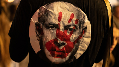 Un manifestante israelí lleva una camiseta de Benjamin Netanyahu con una mano sangrienta durante una protesta contra su gobierno, a 6 de abril de 2024.