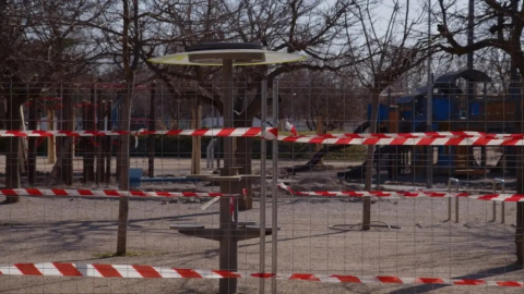 Vista del vallado en el Parque de Comillas, Carabanchel, donde se talarán algunos árboles por las obras de la ampliación de la Línea 11 de Madrid.