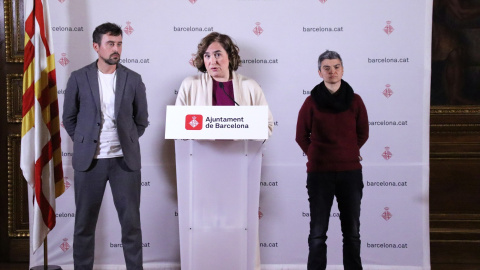 L'alcaldessa de Barcelona, Ada Colau, amb els regidors Lucía Martín i Marc Serra.