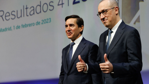 El presidente de BBVA, Carlos Torres Vila (i), y el consejero delegado, Onur Genç (d), presentan los resultados del banco correspondientes al ejercicio 2022). EFE/Mariscal