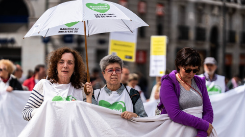 Varias personas durante la cadena humana por la sanidad pública, en la Puerta del Sol, a 7 de abril de 2024, en Madrid (España).