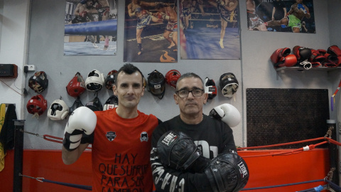 El Mani, l'entrenador, i l'Isaac, un dels participants en el projecte de boxa.