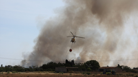 28 de mayo de 2024. Helicóptero sobrevolando una zona afectada por el fuego en Albacete, el 28 de mayo de 2024.