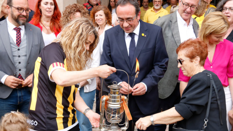 El president del Parlament, Josep Rull, rebent la Flama del Canigó, a les portes del Parlament.